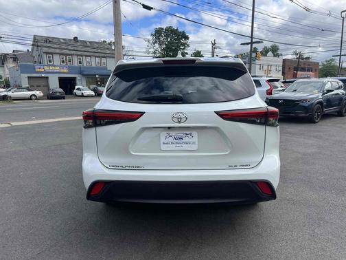 Wind Chill Pearl 2022 Toyota Highlander XLE AWD (Natl)