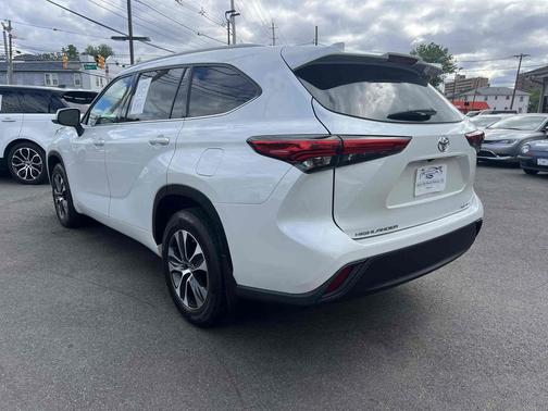 Wind Chill Pearl 2022 Toyota Highlander XLE AWD (Natl)