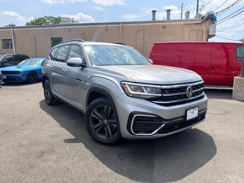 Pyrite Silver Metallic 2021 Volkswagen Atlas 3.6L V6 SE w/Technology R-Line 4MOTION *Ltd Avail*