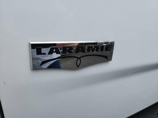Bright White Clearcoat 2017 RAM 2500 Laramie 4x4 Crew Cab 6'4" Box