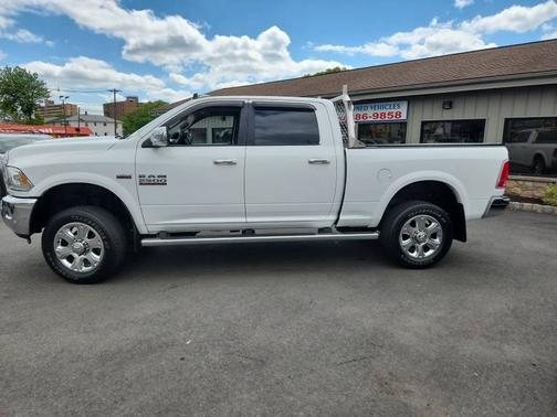 Bright White Clearcoat 2017 RAM 2500 Laramie 4x4 Crew Cab 6'4" Box