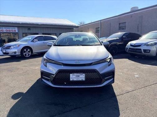 Classic Silver Metallic w/Black Sand Pearl Roof 2022 Toyota Corolla SE CVT (Natl)