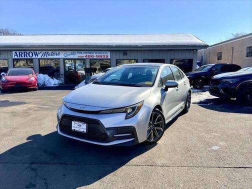 Classic Silver Metallic w/Black Sand Pearl Roof 2022 Toyota Corolla SE CVT (Natl)