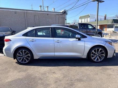 Classic Silver Metallic w/Black Sand Pearl Roof 2022 Toyota Corolla SE CVT (Natl)