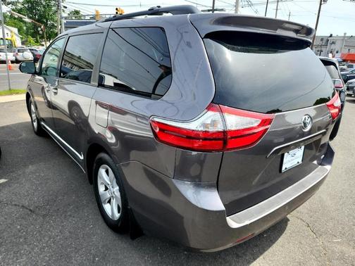 2016 Toyota Sienna LE