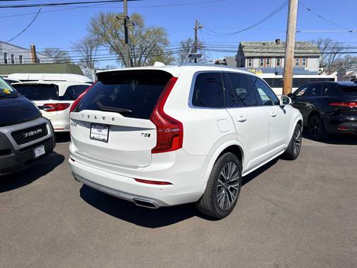 Crystal White Metallic 2021 Volvo XC90 T5 AWD Momentum 7P