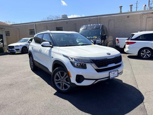 Snow White Pearl 2021 Kia Seltos S IVT AWD