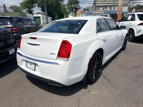 Bright White Clearcoat 2018 Chrysler 300 Touring RWD