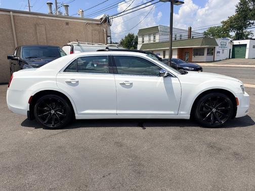 Bright White Clearcoat 2018 Chrysler 300 Touring RWD