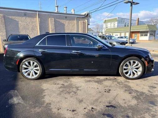 Gloss Black 2019 Chrysler 300 Limited RWD
