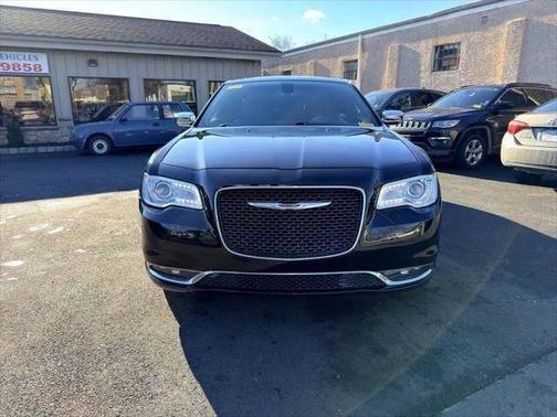 Gloss Black 2019 Chrysler 300 Limited RWD