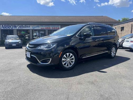 Brilliant Black Crystal Pearlcoat 2018 Chrysler Pacifica Touring L FWD