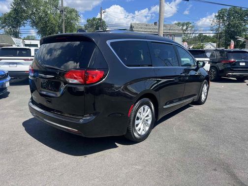 Brilliant Black Crystal Pearlcoat 2018 Chrysler Pacifica Touring L FWD
