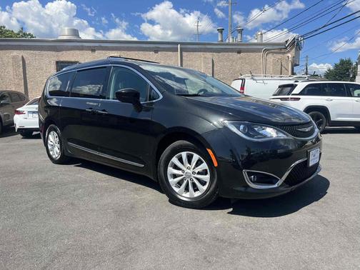 Brilliant Black Crystal Pearlcoat 2018 Chrysler Pacifica Touring L FWD