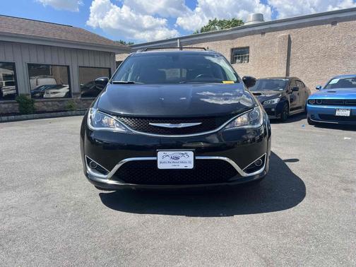 Brilliant Black Crystal Pearlcoat 2018 Chrysler Pacifica Touring L FWD