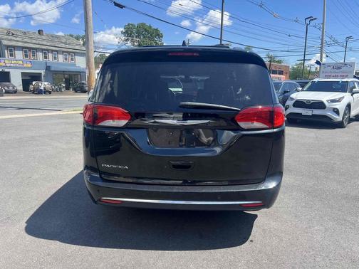Brilliant Black Crystal Pearlcoat 2018 Chrysler Pacifica Touring L FWD