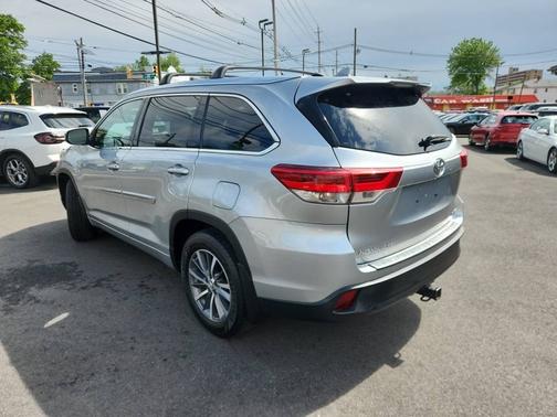 Celestial Silver Metallic 2017 Toyota Highlander SE V6 AWD (Natl)