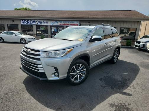 Celestial Silver Metallic 2017 Toyota Highlander SE V6 AWD (Natl)