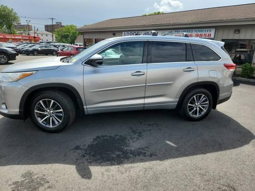 Celestial Silver Metallic 2017 Toyota Highlander SE V6 AWD (Natl)