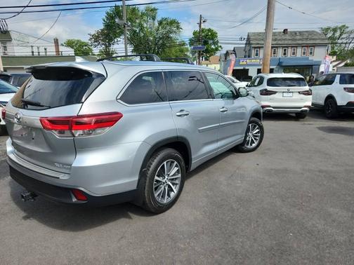 Celestial Silver Metallic 2017 Toyota Highlander SE V6 AWD (Natl)