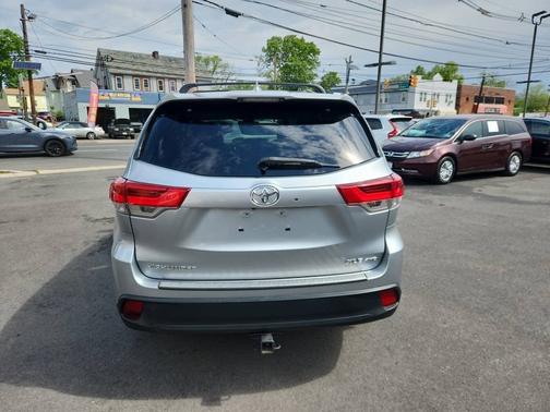 Celestial Silver Metallic 2017 Toyota Highlander SE V6 AWD (Natl)