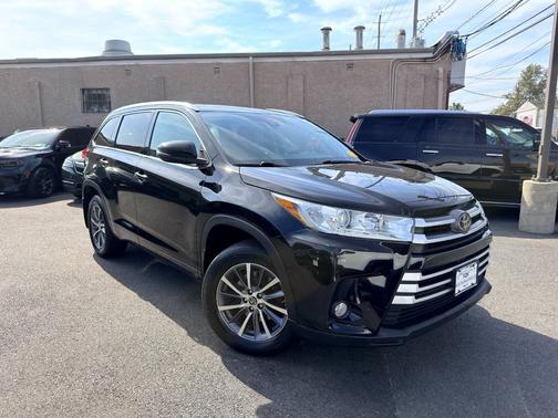 Midnight Black Metallic 2018 Toyota Highlander XLE V6 AWD (Natl)