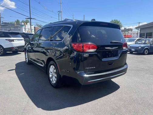 Brilliant Black Crystal Pearlcoat 2018 Chrysler Pacifica Touring L FWD