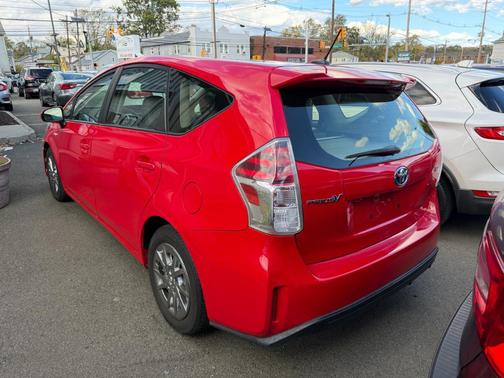 2016 Toyota Prius v Four