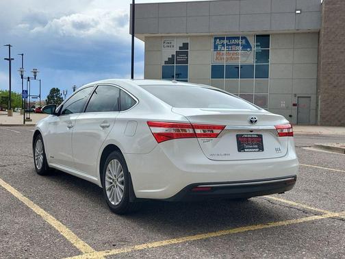 White 2013 Toyota Avalon Hybrid XLE Touring