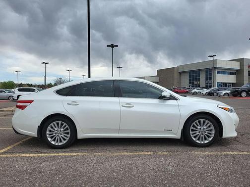 White 2013 Toyota Avalon Hybrid XLE Touring