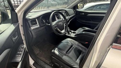 White 2015 Toyota Highlander XLE