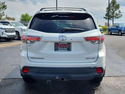 White 2015 Toyota Highlander XLE