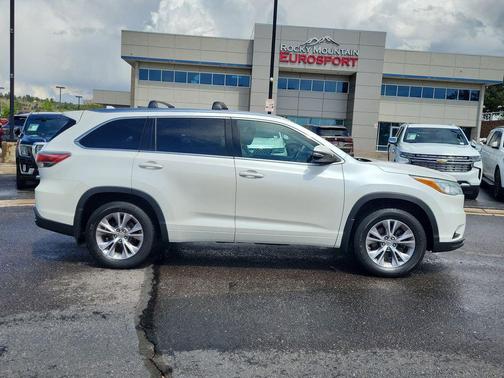 White 2015 Toyota Highlander XLE