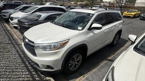 White 2015 Toyota Highlander XLE