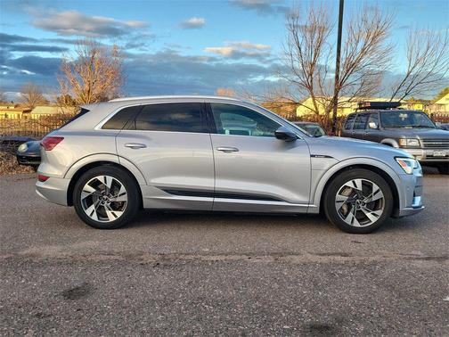 2022 Audi e-tron Premium Plus