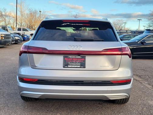 2022 Audi e-tron Premium Plus