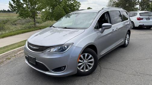 Billet Silver Metallic Clearcoat 2018 Chrysler Pacifica Touring-L