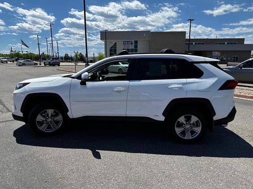 2022 Toyota RAV4 Hybrid XLE