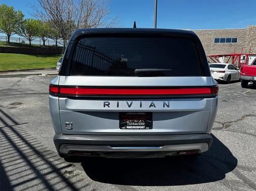 2025 Rivian R1S Adventure