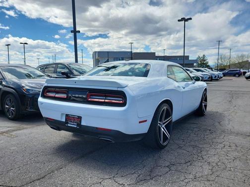 White 2018 Dodge Challenger SXT