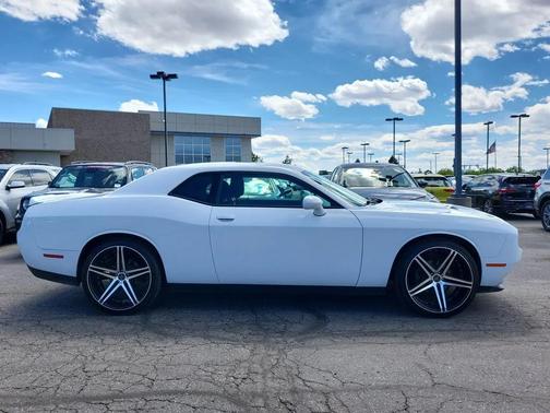 White 2018 Dodge Challenger SXT