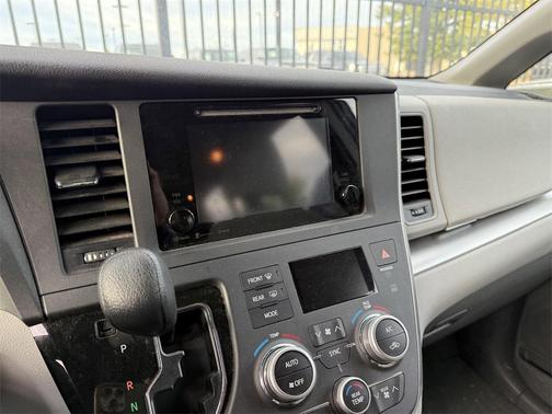 2017 Toyota Sienna LE