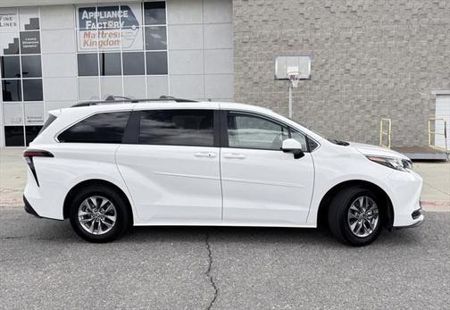 2024 Toyota Sienna LE