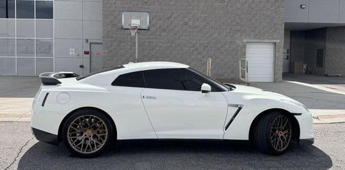 White 2009 Nissan GT-R Premium