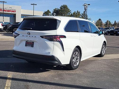 2023 Toyota Sienna LE