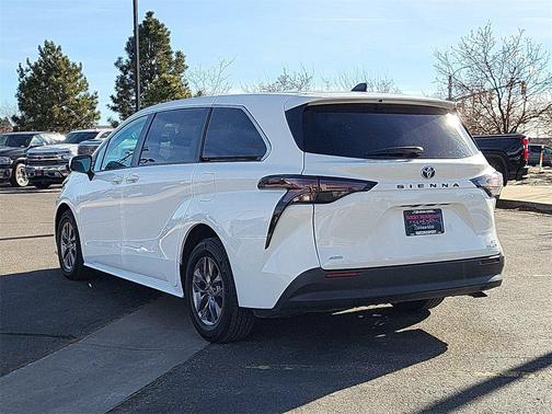 2023 Toyota Sienna LE