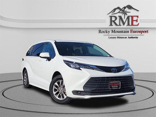 2023 Toyota Sienna LE