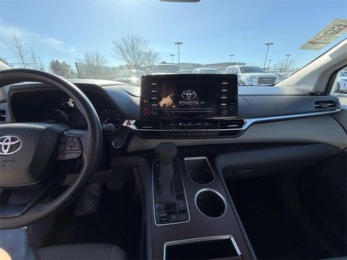 2023 Toyota Sienna LE