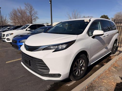 2023 Toyota Sienna LE