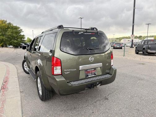 2005 Nissan Pathfinder LE